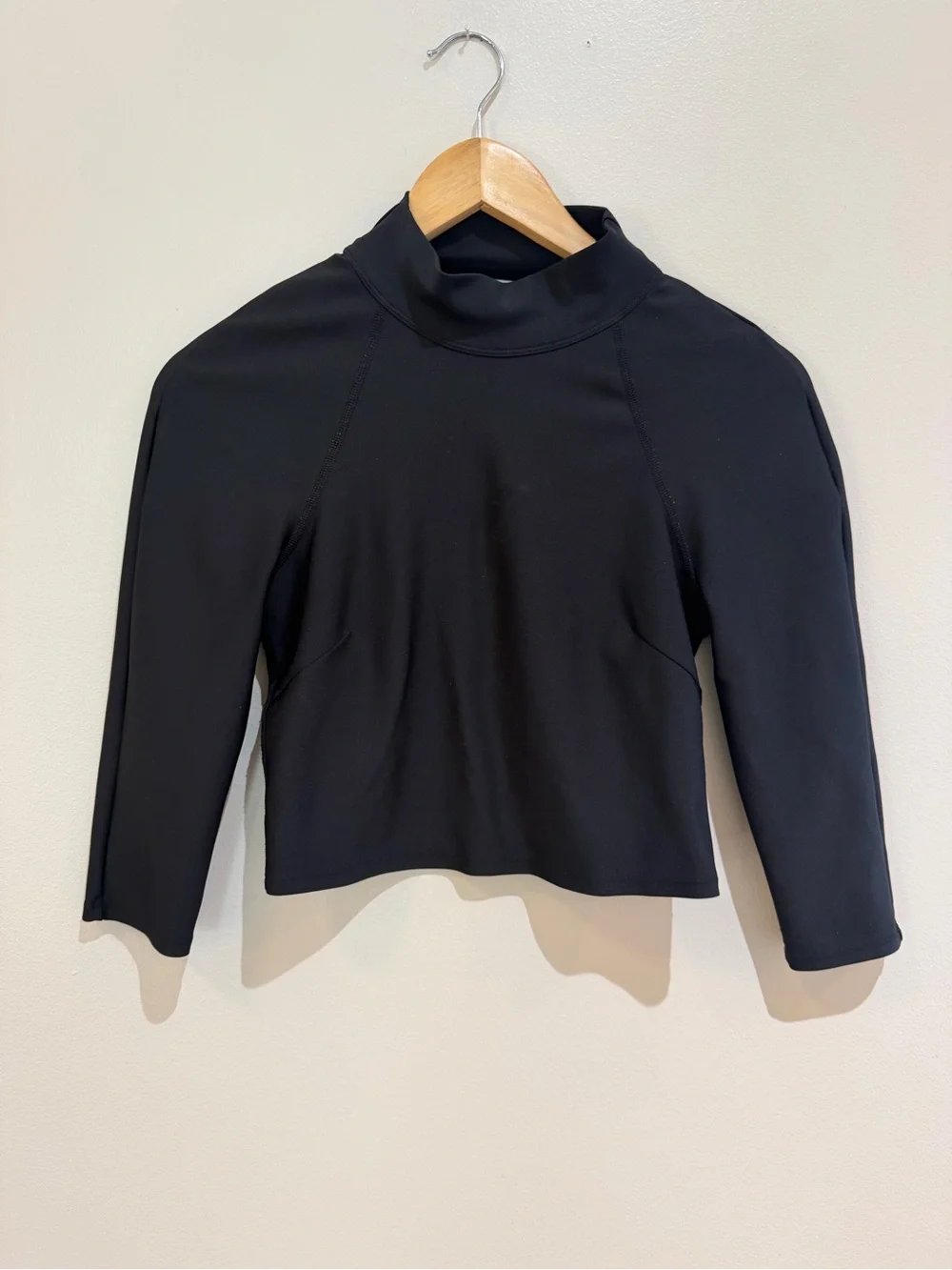 Alo yoga archer top cropped black yoga workout w/riptag   Size med